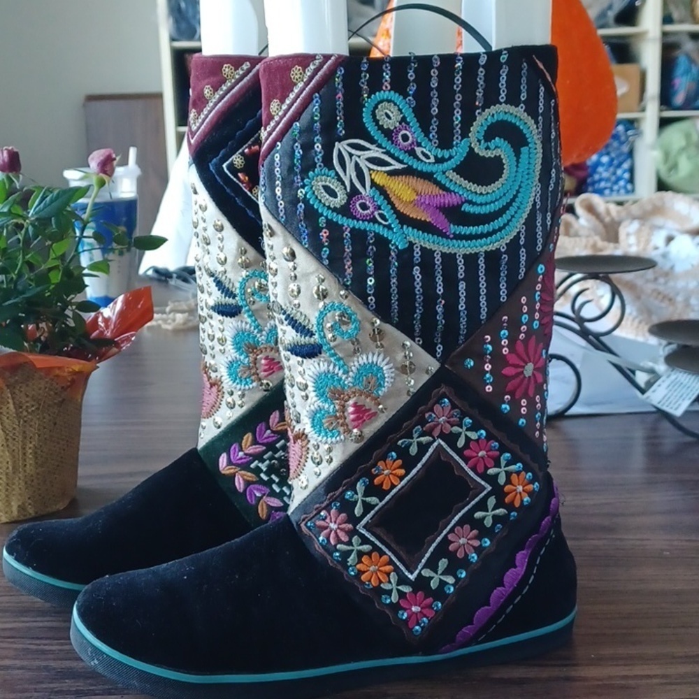 Sugar SIZE 6.5 Embroidered & Sequin Black slip on Sneaker Boho Hippie Boots